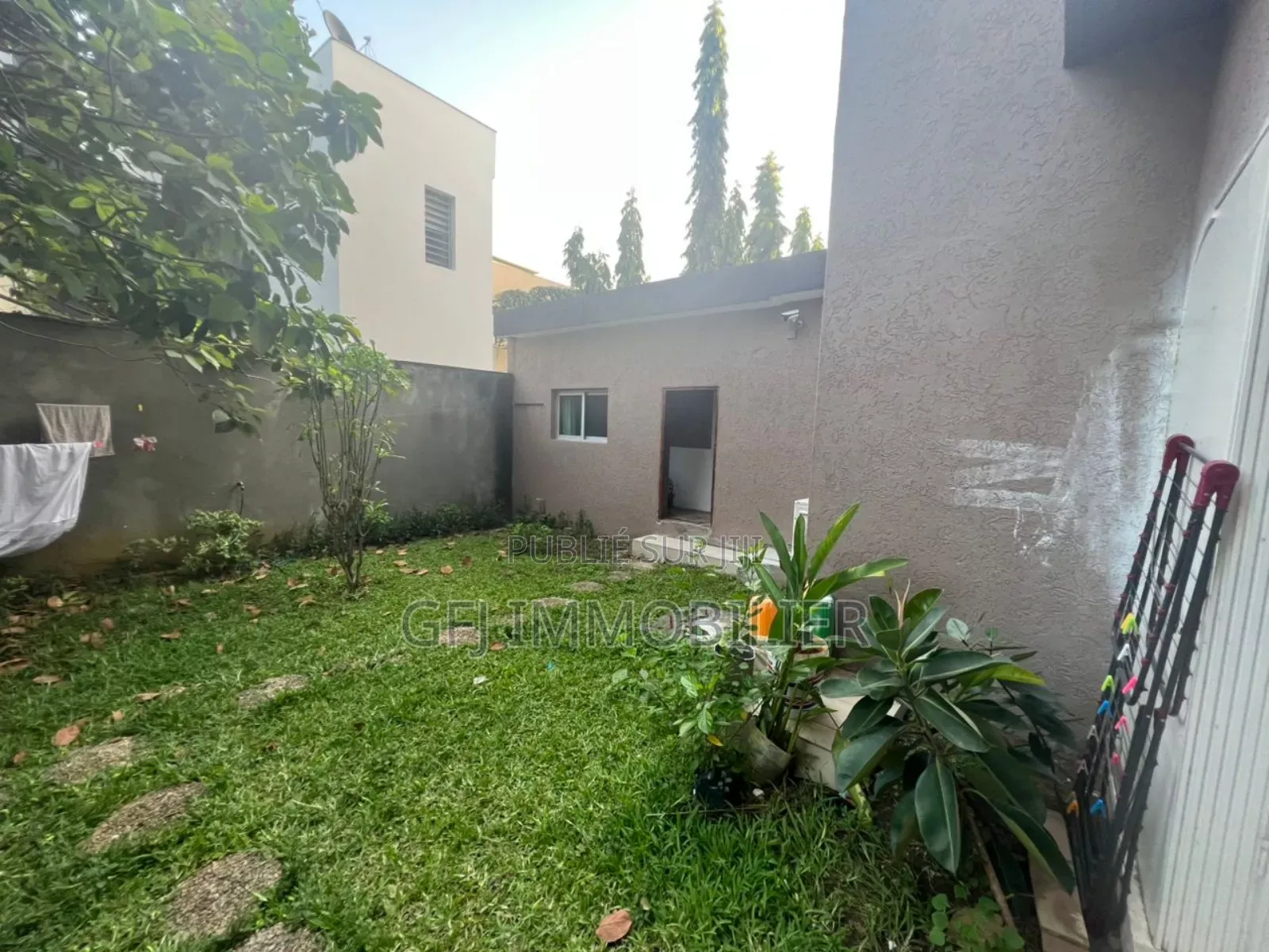 3chbre Appartement dans Francis Gweh, Cocody à Louer