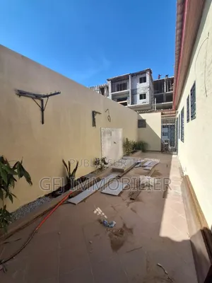3chbre Villa dans Francis Gweh, Cocody à Vendre