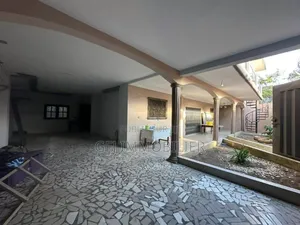 5chbre Maison dans Francis Gweh, Cocody à Louer