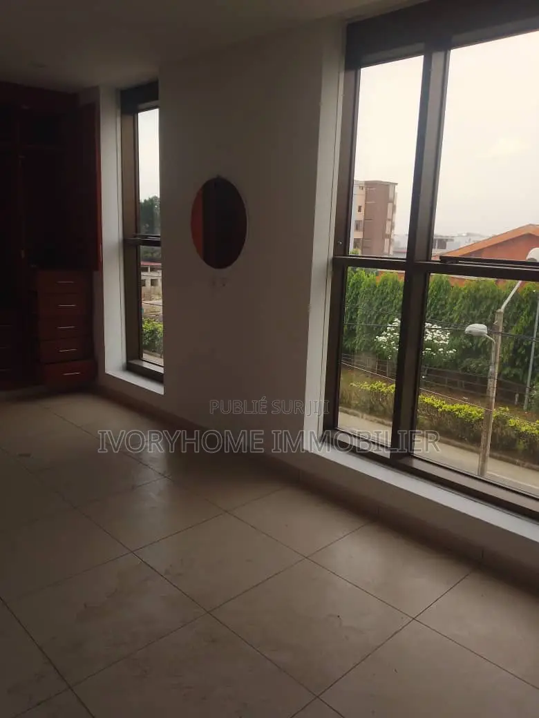 2chbre Appartement dans Cocody à Louer