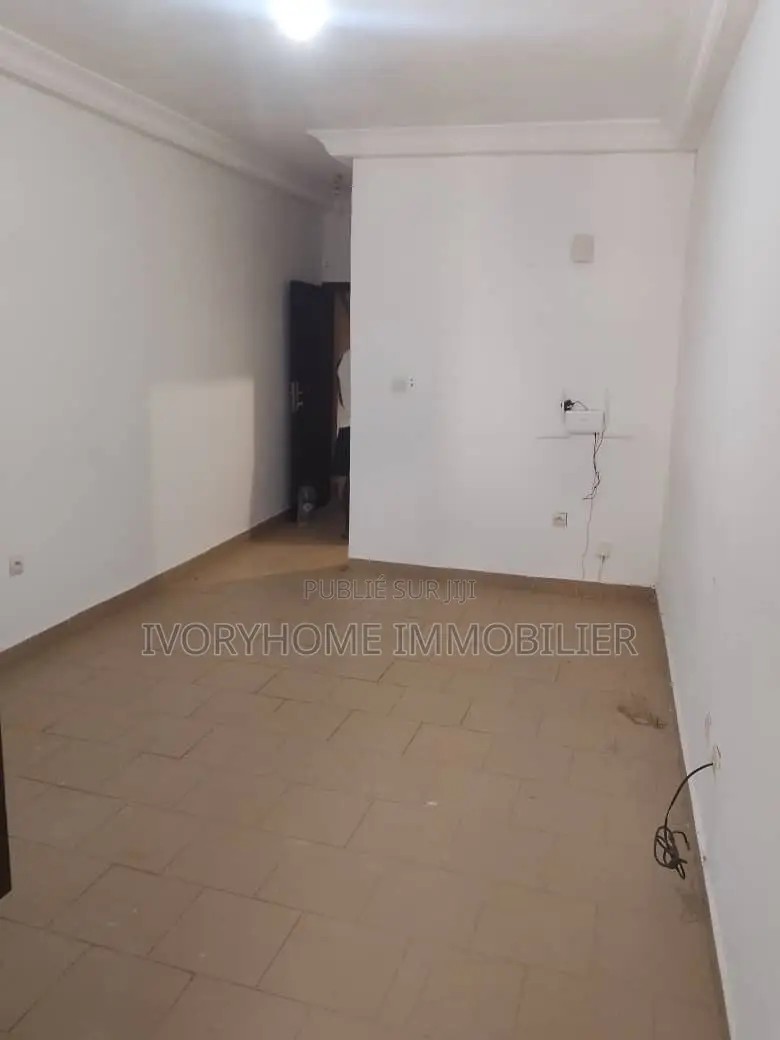 1chbre Appartement dans Cocody à Louer