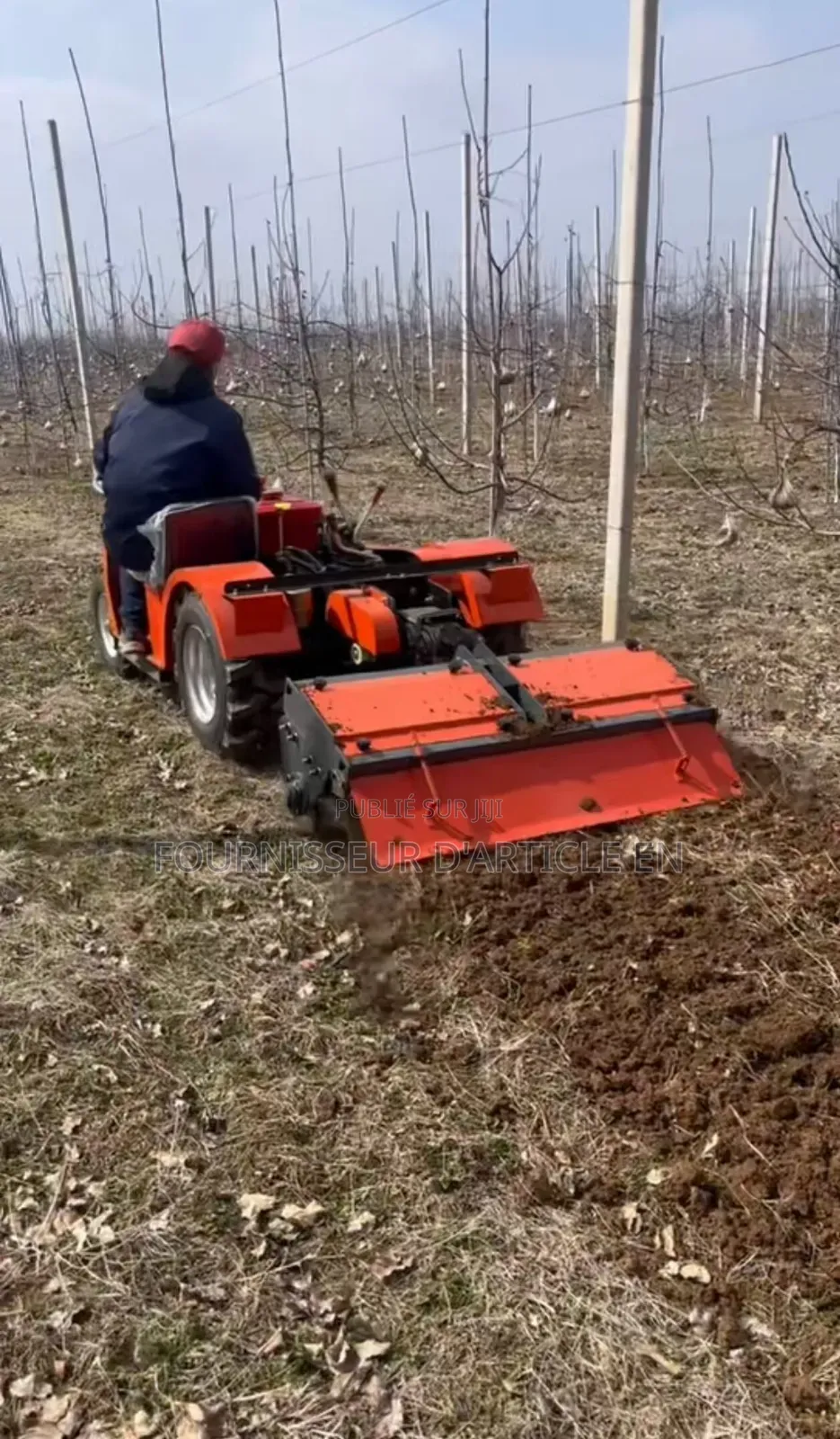 Motoculteur À Chenillestravaux Agricoles Comme Le Labour, Le Creusage