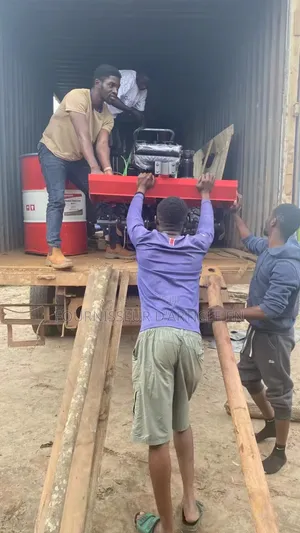 Motoculteur À Chenillestravaux Agricoles Comme Le Labour, Le Creusage
