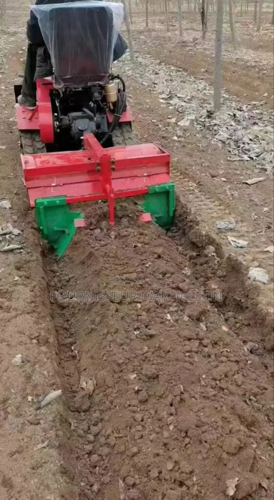 Motoculteur À Chenillestravaux Agricoles Comme Le Labour, Le Creusage