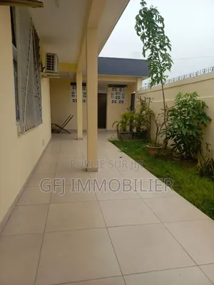 3chbre Villa dans Francis Gweh, Cocody à Louer