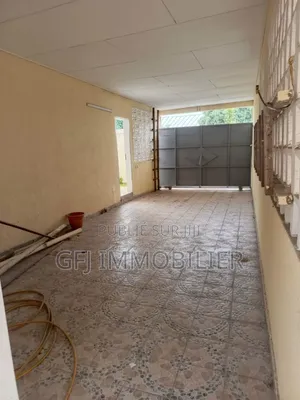 3chbre Villa dans Francis Gweh, Cocody à Louer