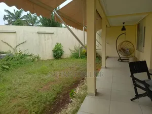 3chbre Villa dans Francis Gweh, Cocody à Louer