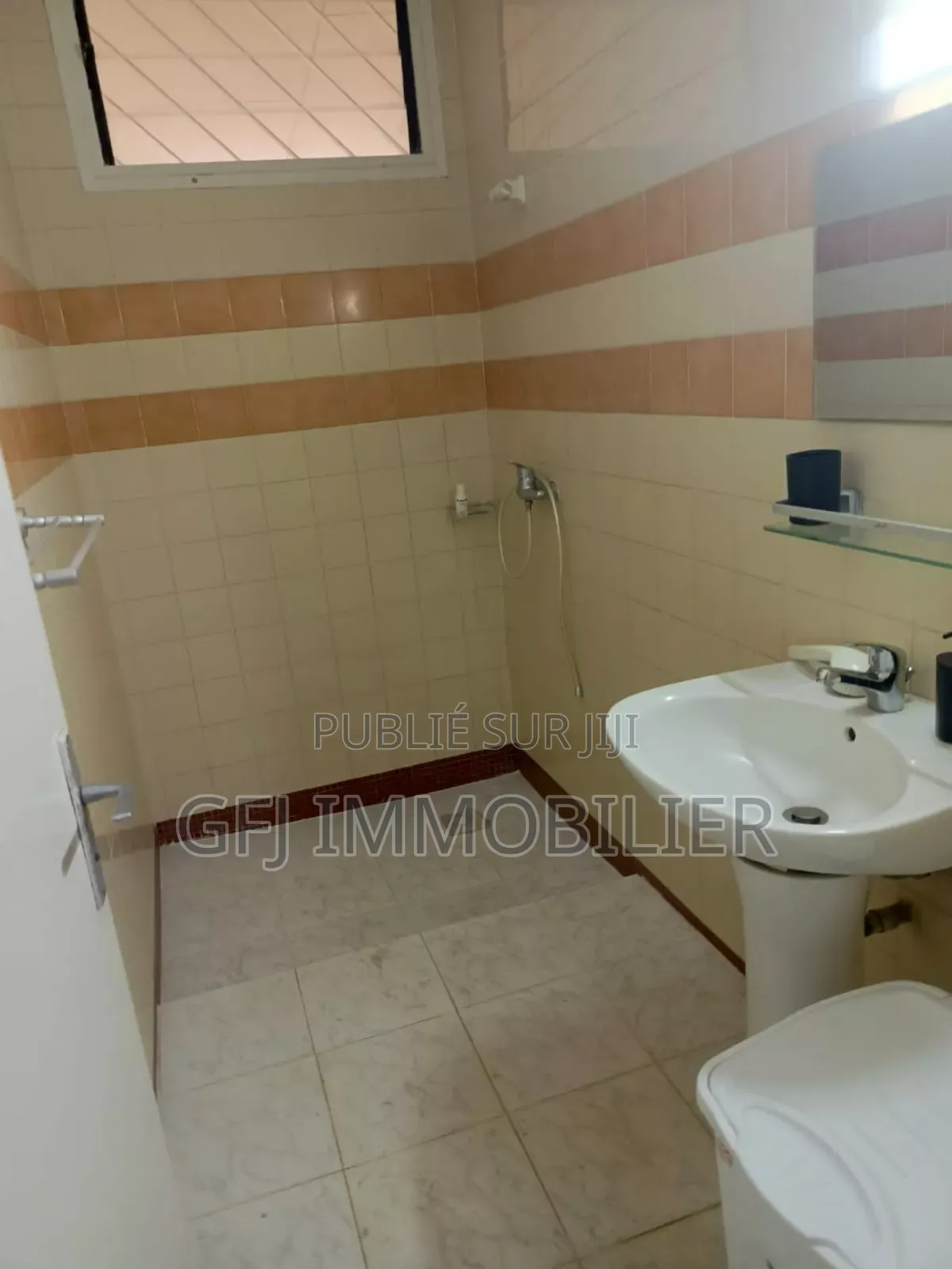 3chbre Villa dans Francis Gweh, Cocody à Louer