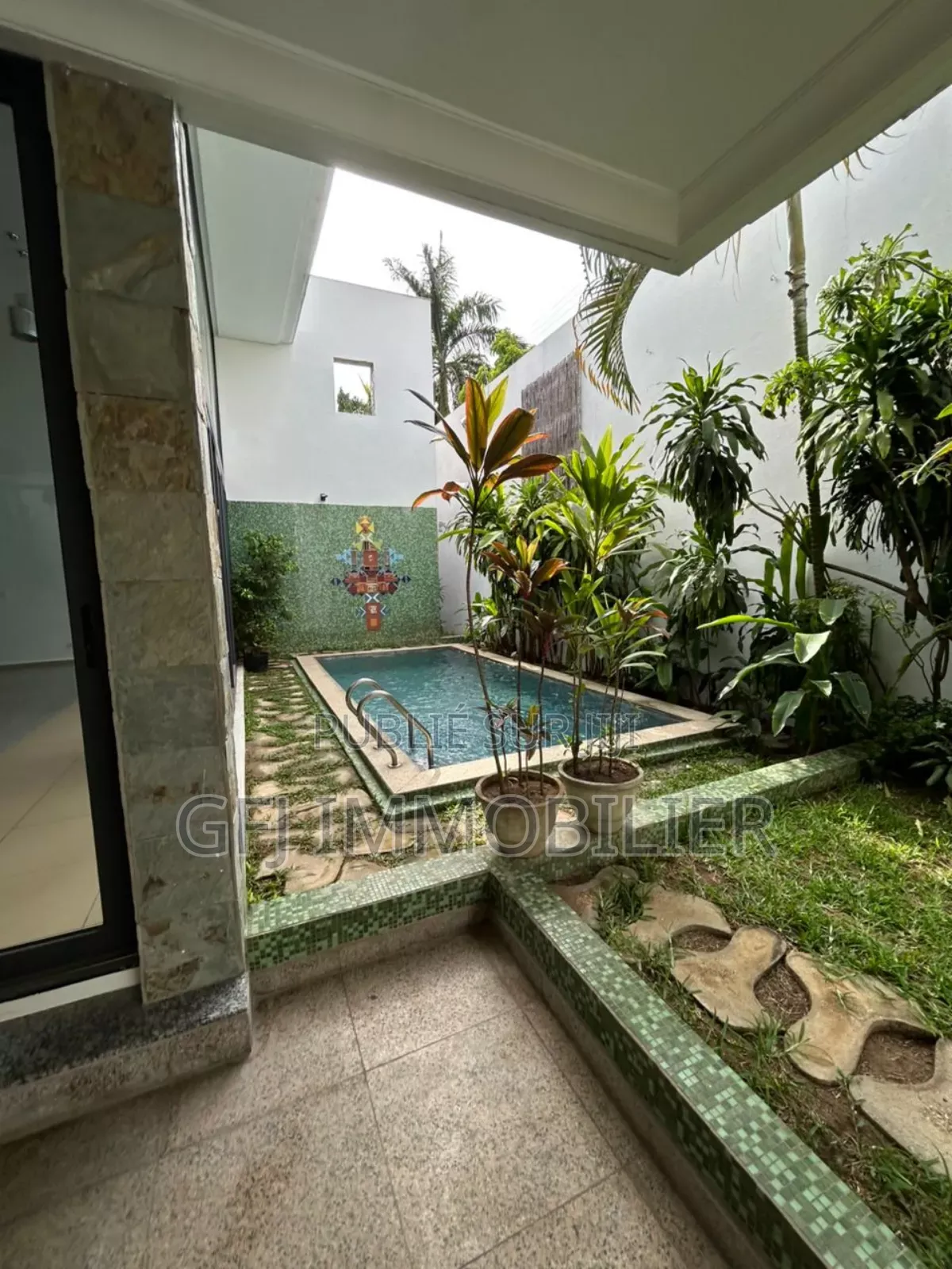 4chbre Duplex dans Francis Gweh, Cocody à Louer