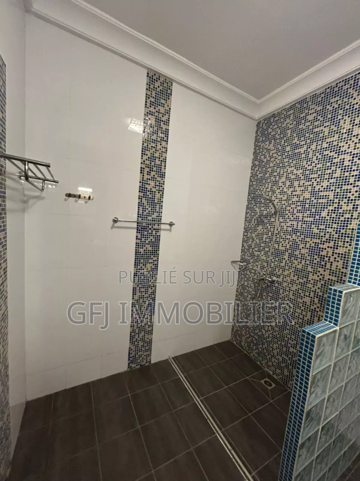 4chbre Duplex dans Francis Gweh, Cocody à Louer