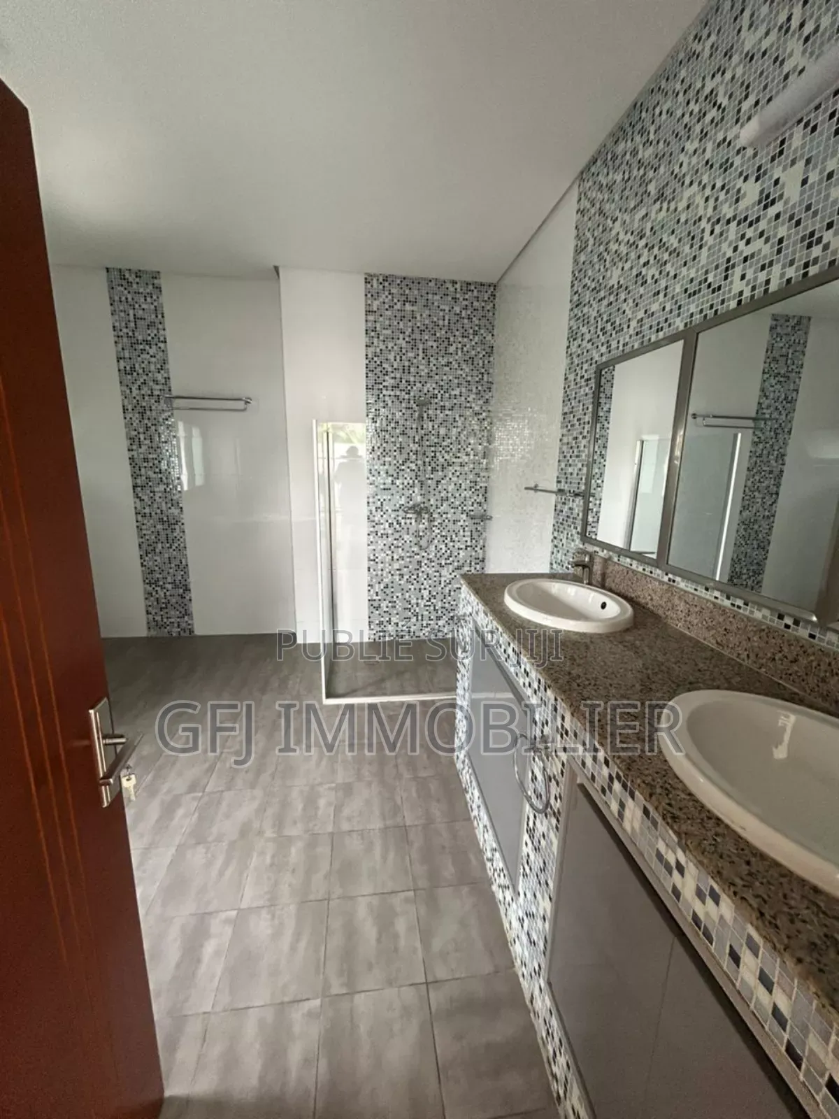 4chbre Duplex dans Francis Gweh, Cocody à Louer