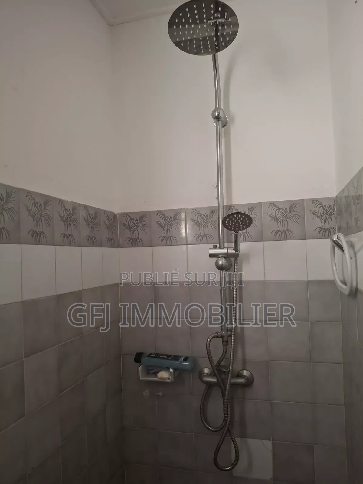 4chbre Villa dans Francis Gweh, Cocody à Louer