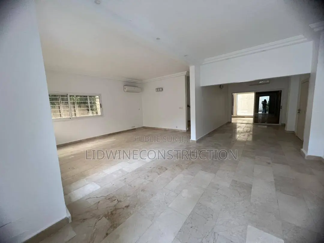 6chbre Villa dans Cocody à Vendre