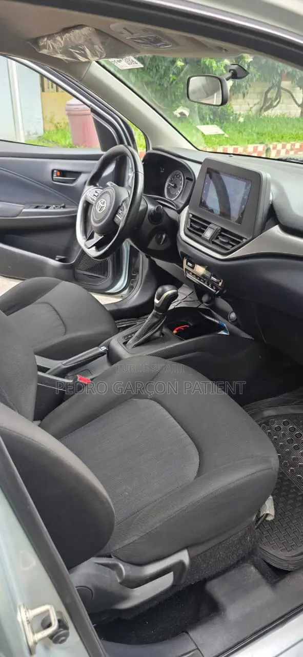 Toyota Starlet 2024 Gris