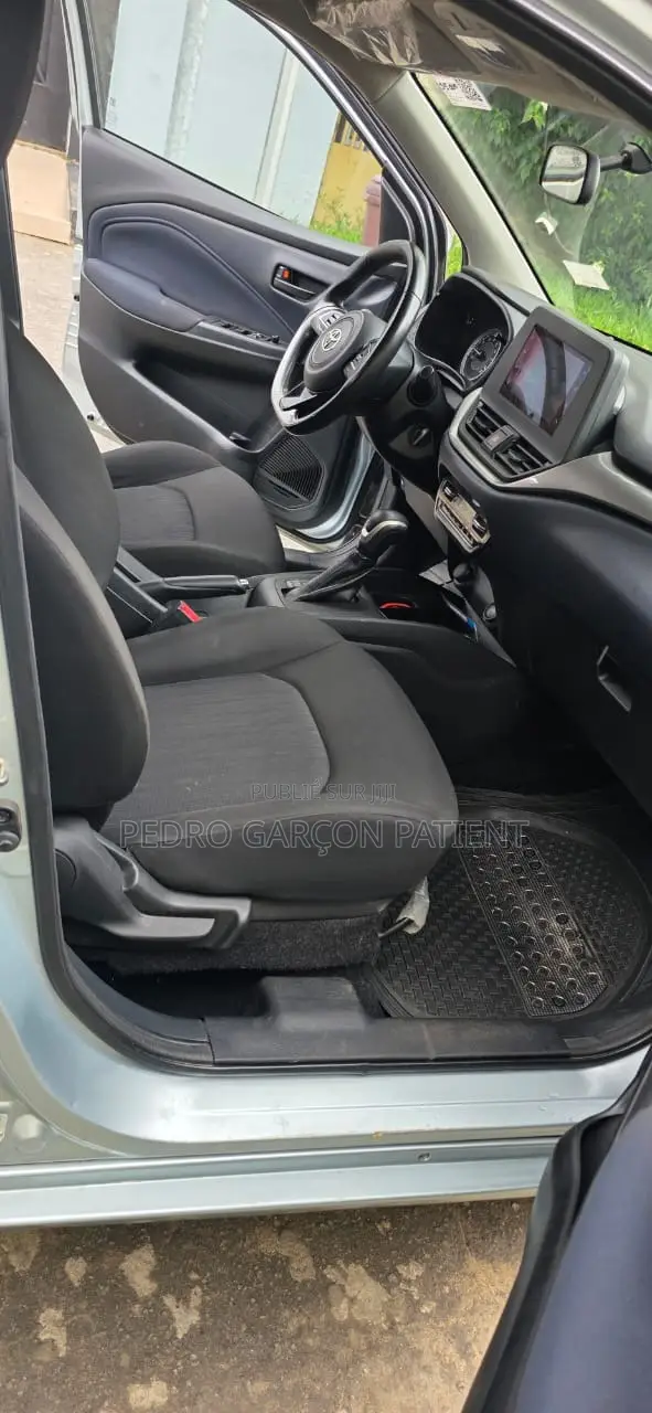 Toyota Starlet 2024 Gris