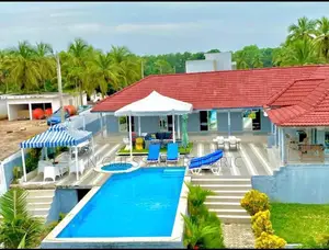 Villa 5 Pièces Meublée Avec Piscine en Bordure Lagune À Assinie