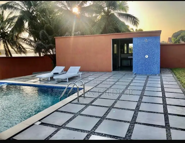 Villa 5 Pièces Meublée Avec Piscine en Bordure Lagune À Assinie
