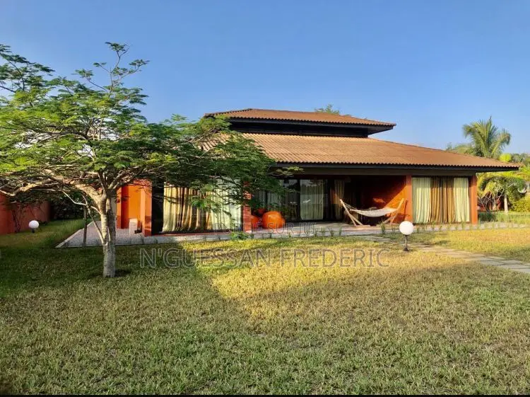 Villa 5 Pièces Meublée Avec Piscine en Bordure Lagune À Assinie