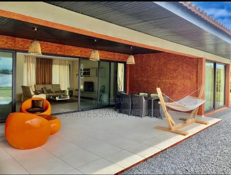 Villa 5 Pièces Meublée Avec Piscine en Bordure Lagune À Assinie
