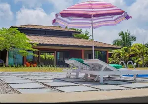 Villa 5 Pièces Meublée Avec Piscine en Bordure Lagune À Assinie
