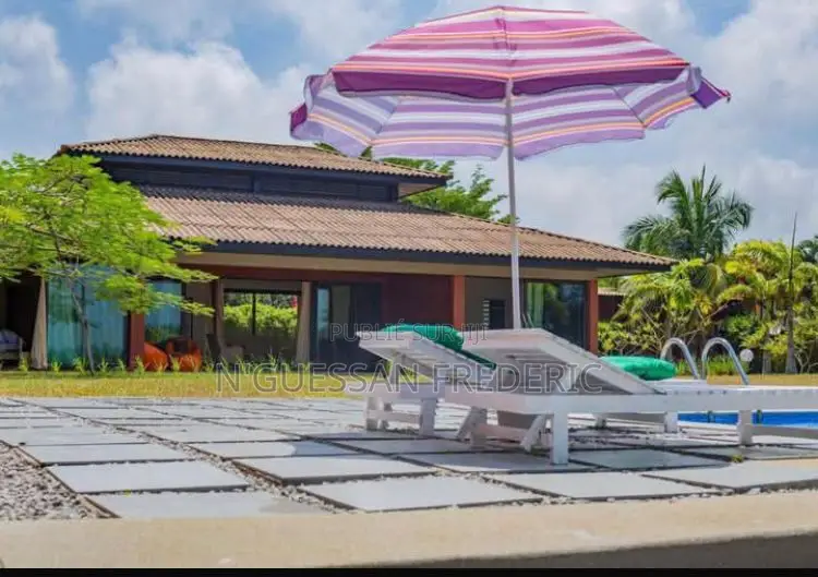 Villa 5 Pièces Meublée Avec Piscine en Bordure Lagune À Assinie