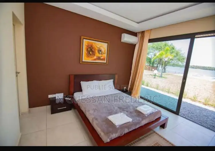 Villa 5 Pièces Meublée Avec Piscine en Bordure Lagune À Assinie