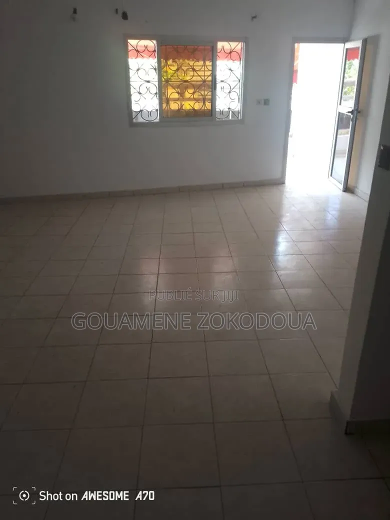 3chbre Appartement dans Gouamené Immobilier, Cocody à Louer