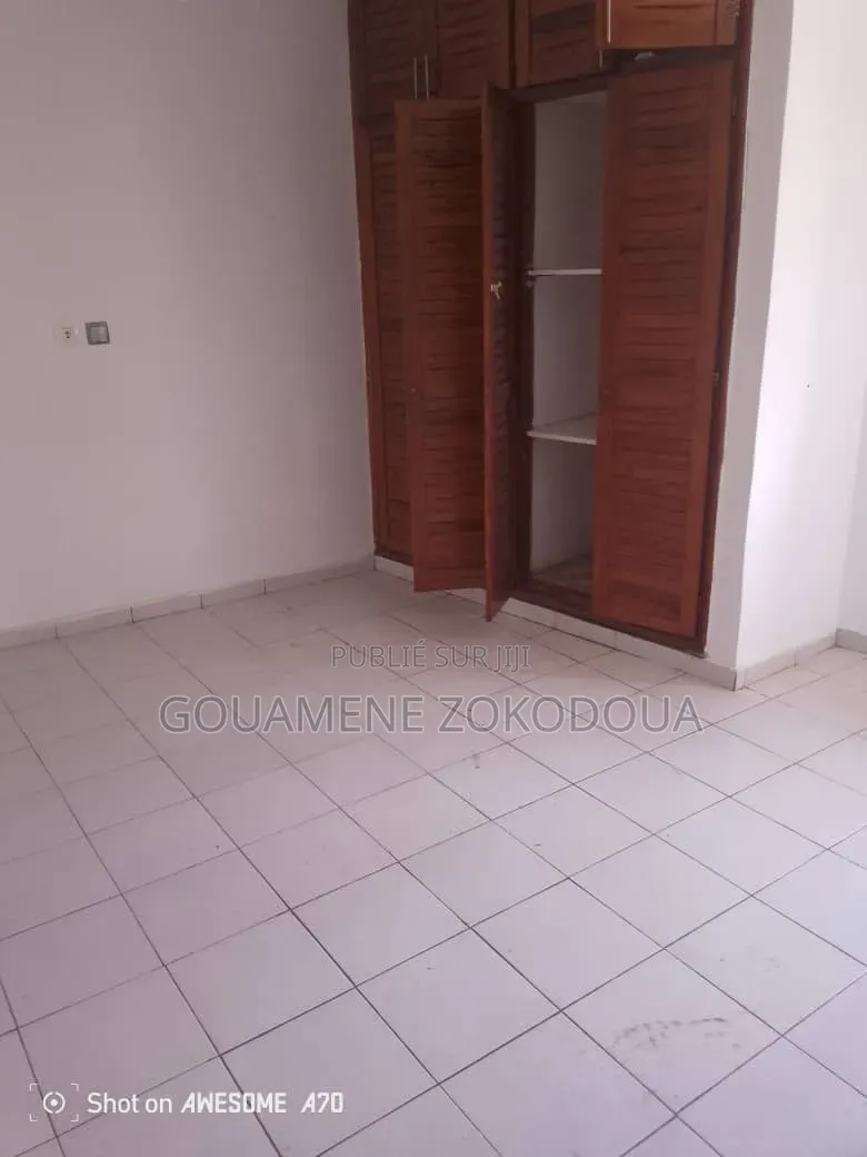 3chbre Appartement dans Gouamené Immobilier, Cocody à Louer
