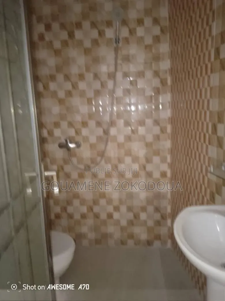 3chbre Appartement dans Gouamené Immobilier, Cocody à Louer