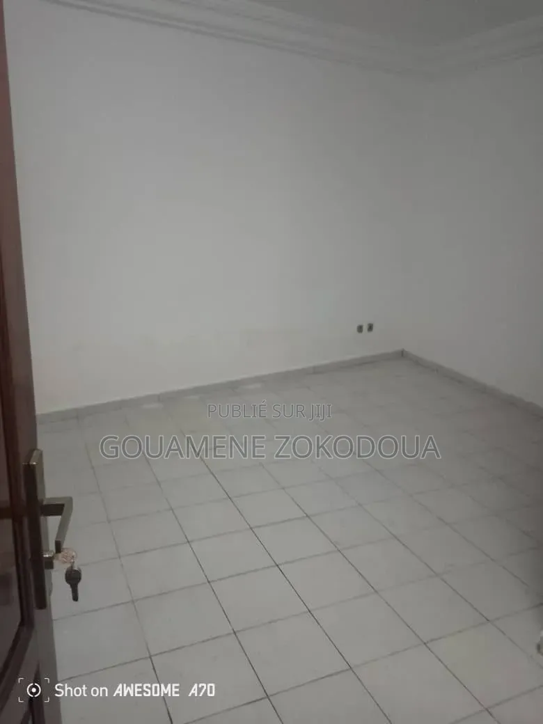 3chbre Appartement dans Gouamené Immobilier, Cocody à Louer