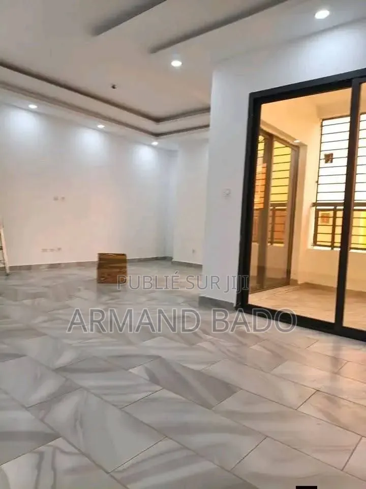 3chbre Appartement dans Bado Armand, Cocody à Louer