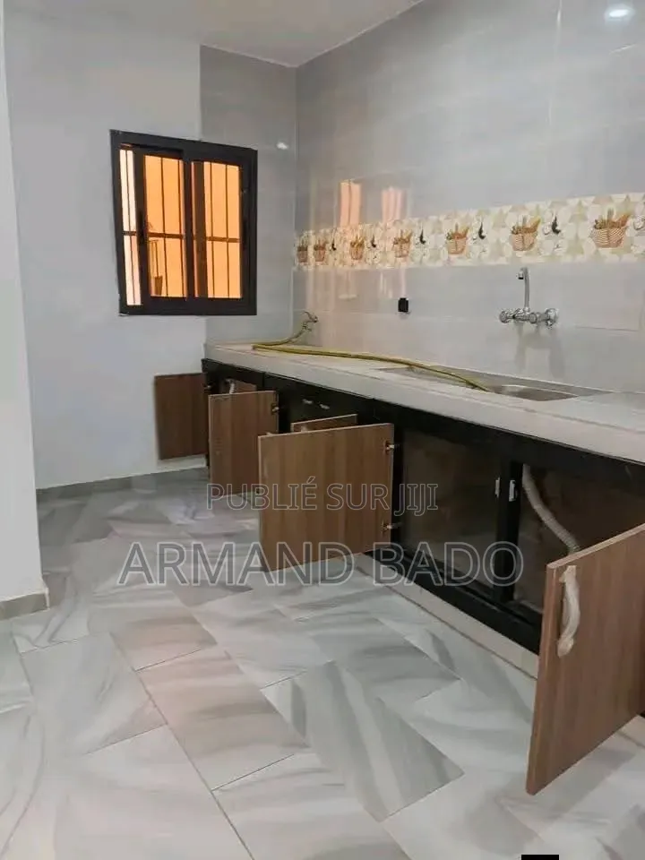 3chbre Appartement dans Bado Armand, Cocody à Louer