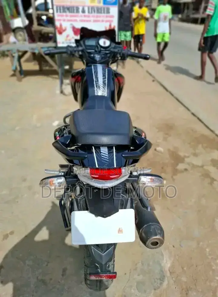 Nouveau TVS Apache 180 RTR 2024 Noir