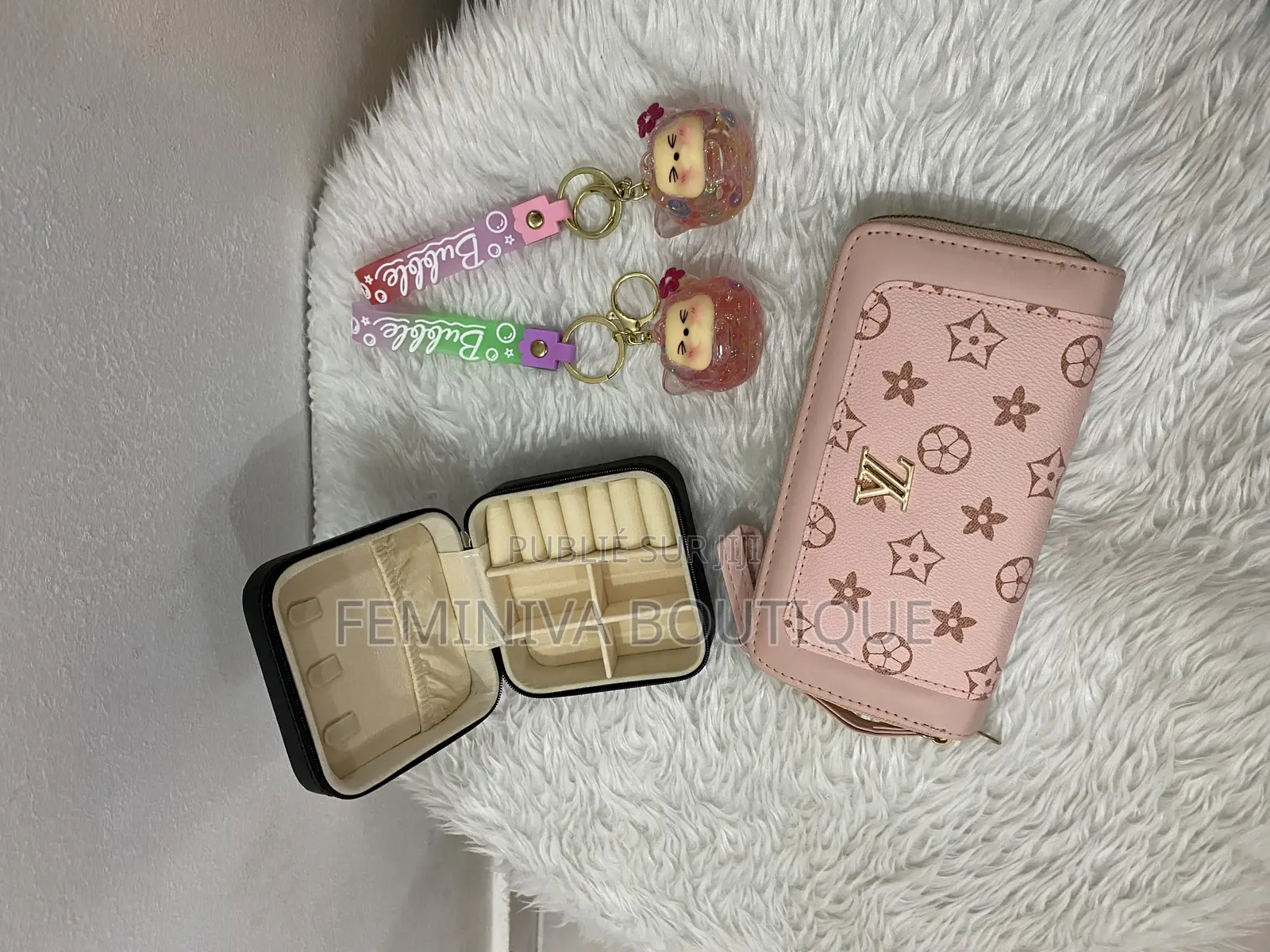 Portefeuille, Boîte À Bijoux Et Porte-Clés Au Design Raffiné.