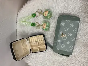 Portefeuille, Boîte À Bijoux Et Porte-Clés Au Design Raffiné.