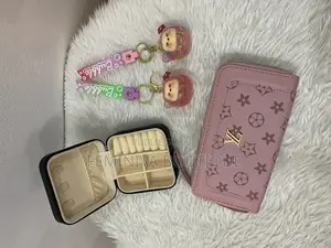 Portefeuille, Boîte À Bijoux Et Porte-Clés Au Design Raffiné.