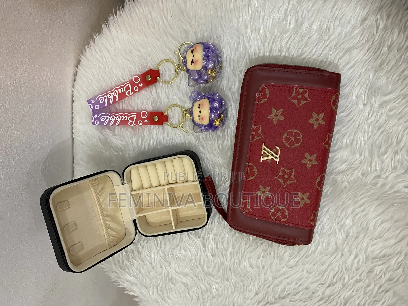 Portefeuille, Boîte À Bijoux Et Porte-Clés Au Design Raffiné.