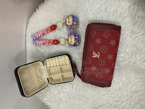 Portefeuille, Boîte À Bijoux Et Porte-Clés Au Design Raffiné.