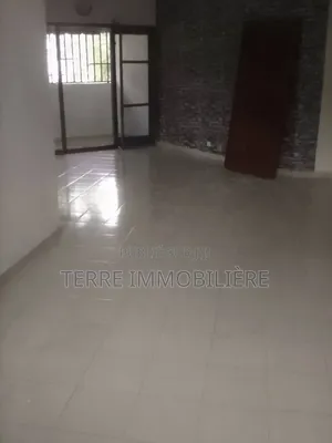 3chbre Appartement dans Cocody à Vendre