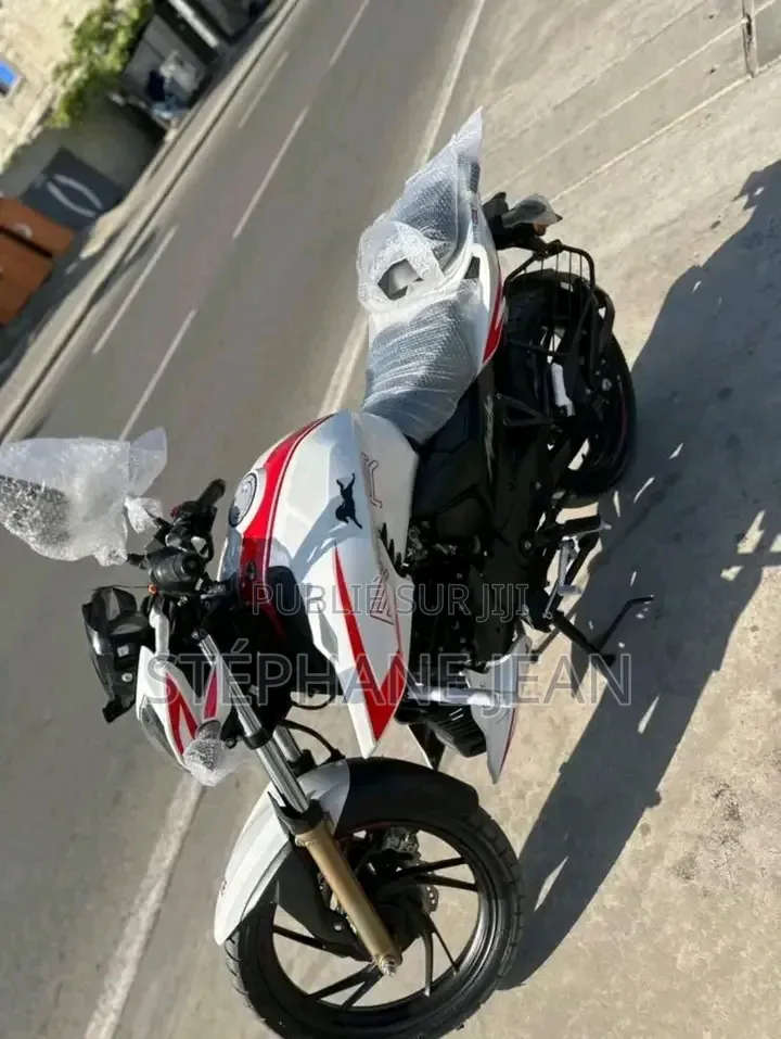 Nouveau TVS Apache 160 4V 2025 Blanc
