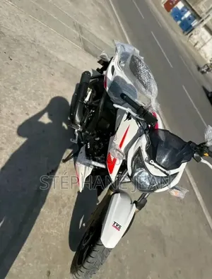 Nouveau TVS Apache 160 4V 2025 Blanc