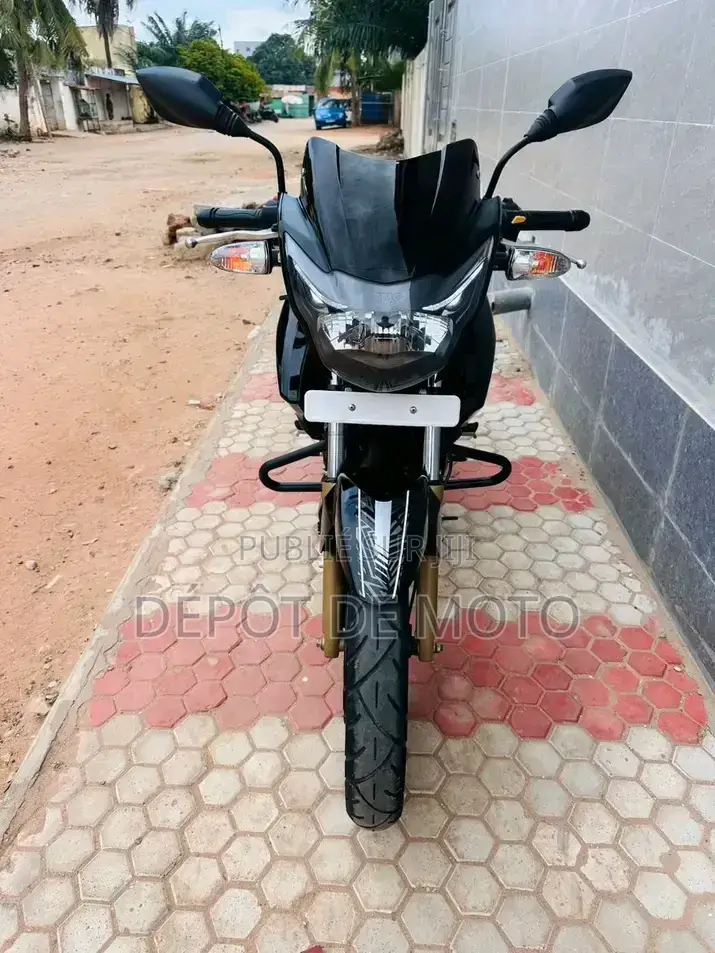 Nouveau TVS Apache 180 RTR 2025 Noir