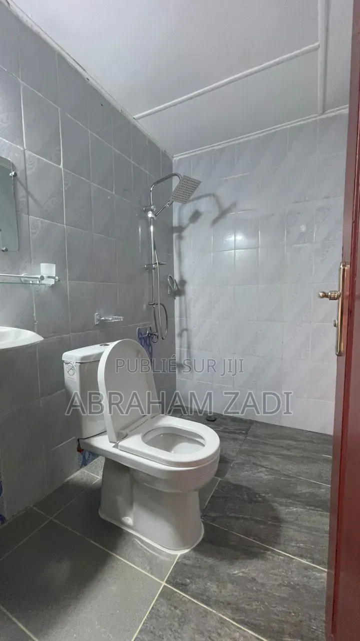 Meublé 4chbre Villa dans Zkas Immobilier, Yopougon à Louer