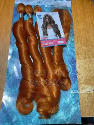 Un Mélange De Cheveux Bouclés Classiques Et Rebondissants
