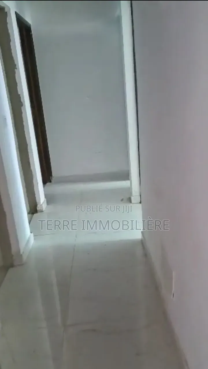 3chbre Villa dans La Terre Immobilière, Cocody à Vendre
