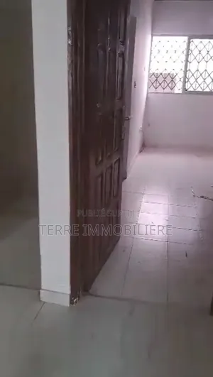 3chbre Villa dans La Terre Immobilière, Cocody à Vendre