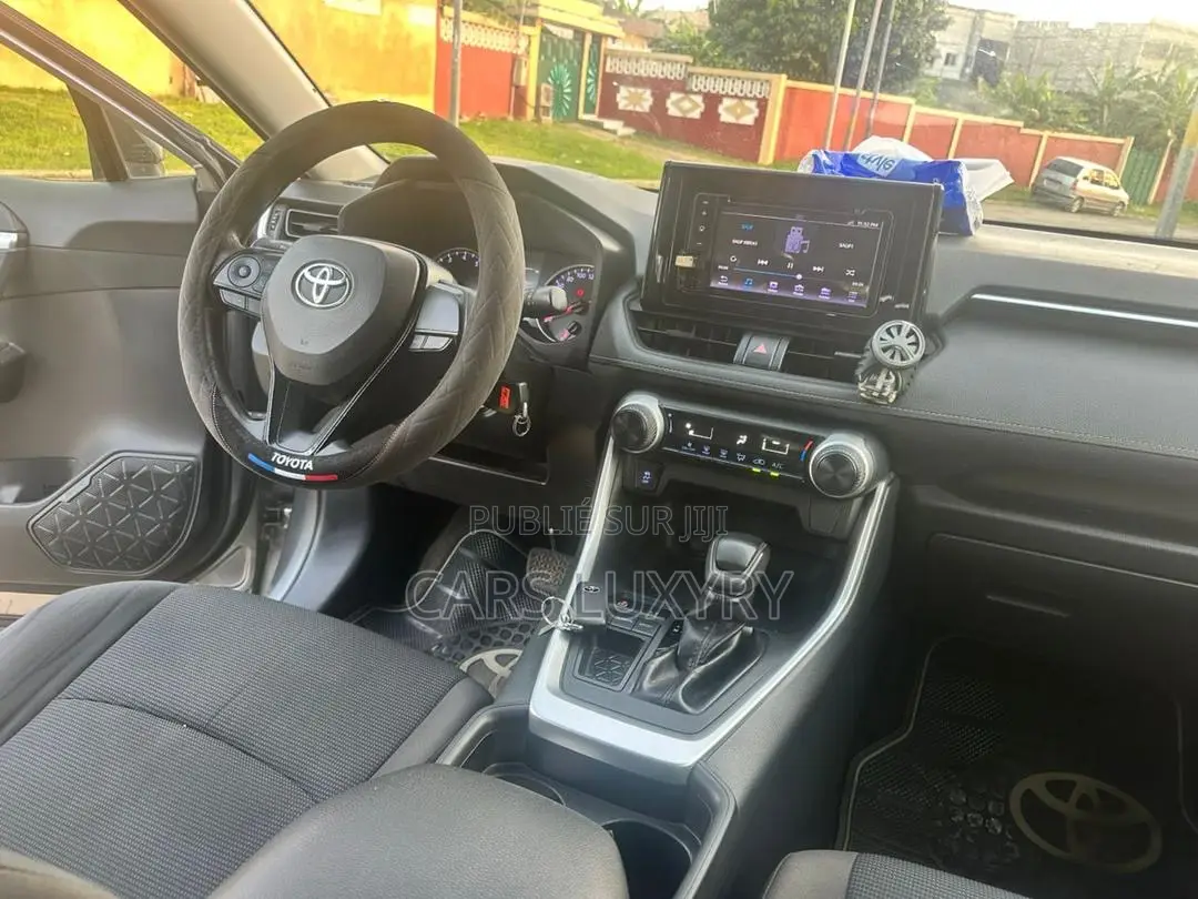 Toyota RAV4 LE 2021 Argenté