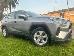 Toyota RAV4 LE 2021 Argenté