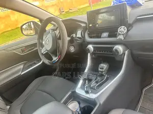 Toyota RAV4 LE 2021 Argenté