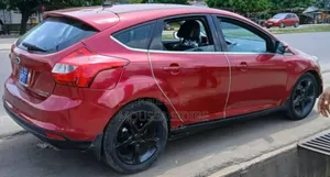 Ford Focus S Sedan FWD (2.0L 4cyl 5M) 2012 Rouge